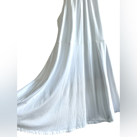 XL•OUGES•ELEGANT MINI WHITE FLOWY SLEEVELESS HALTER DRESS W TIE UP BACK 🤍 - Picture 4 of 9